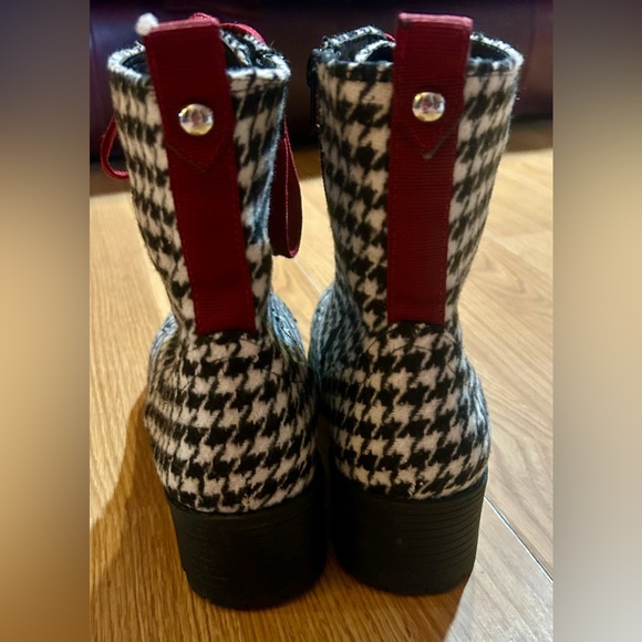 Stylish True Craft women 8 Houndstooth Ankle Boots with Red Laces - Picture 8 of 12